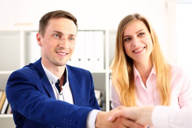 Gülümseyen erkek ve kadın Merhaba ofis olarak el sallamak