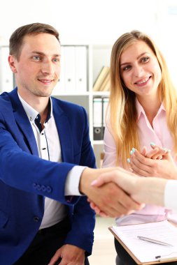 Gülümseyen erkek ve kadın Merhaba ofis olarak el sallamak