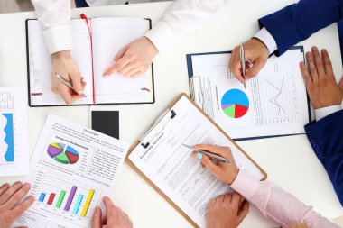 Bir grup insan tartışmak işyeri closeup planı