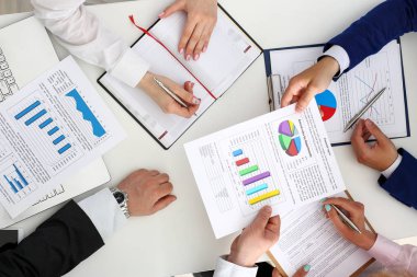 Bir grup insan tartışmak işyeri closeup planı