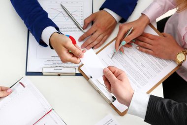 Takım elbiseli erkek yardım et boş arama kartı ziyaretçi