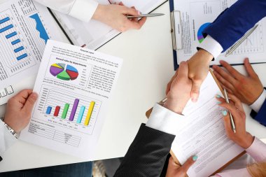 Takım elbiseli adam Merhaba ofis portre olarak el sallamak