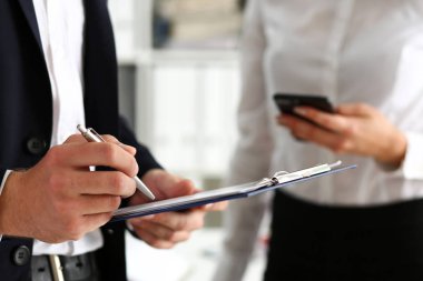 Takım elbiseli erkek kol tutun gümüş kalem ve yastık