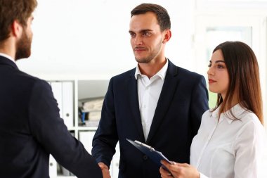 Takım elbise sıkışalım gülümseyen adam Merhaba ofis olarak