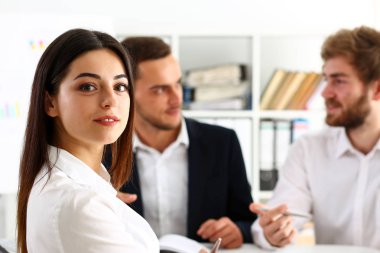 İşyerinde güzel gülümseyen neşeli kız