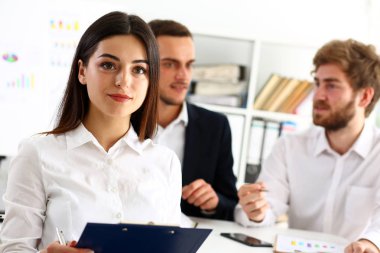 Çalışma alanı'na bakmak neşeli kız kamera gülümseyen güzel