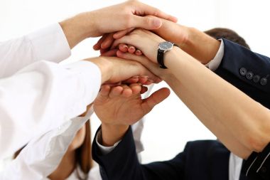 Bir grup insan takım elbiseli kazık elinde geçti