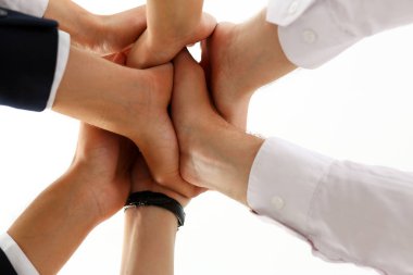 Bir grup insan takım elbiseli kazık elinde geçti