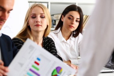 Bir grup insan oturup Office sorun üzerinde kasıtlı