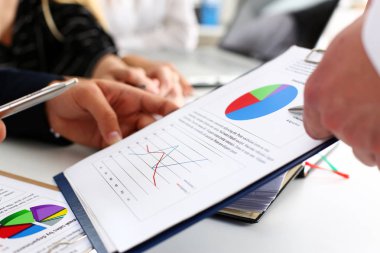 Bir grup insan kasıtlı üzerinde pano ile sorun