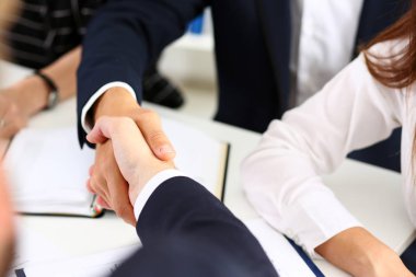 Takım elbiseli adam Merhaba ofis olarak el sallamak