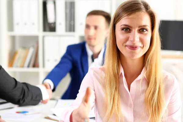 İş kadını sunuyoruz Merhaba, gibi titremeye el