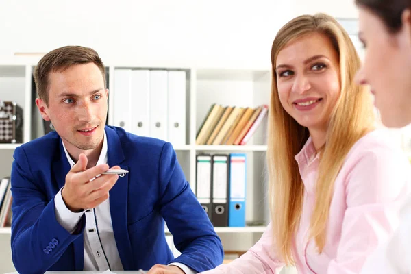 Gruppo di persone in carica deliberare sui problemi — Foto Stock