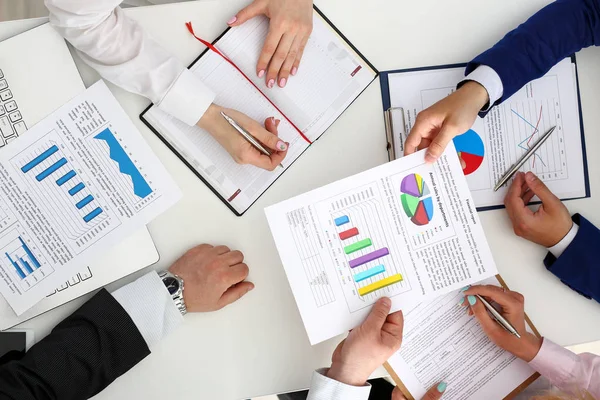 Bir grup insan tartışmak işyeri closeup planı