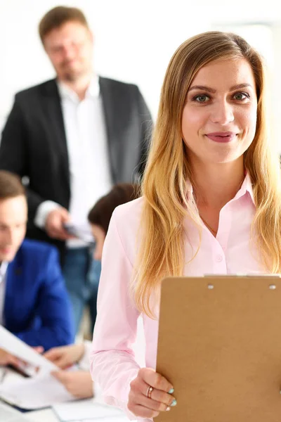 Bella sorridente ragazza allegra sul posto di lavoro guardare in macchina fotografica — Foto Stock