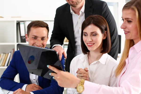 Группа людей в офисе просматривает мобильный планшетный компьютер — стоковое фото