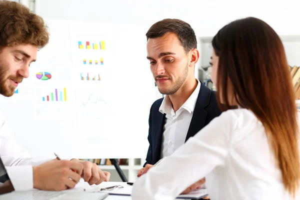 Gruppo di persone deliberare sul problema bordo bianco — Foto Stock