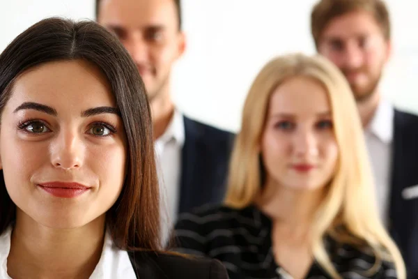 Grupp av leende människor stå i office inne i kameran — Stockfoto