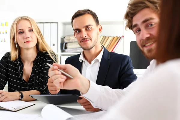 Grupo de personas se sientan en el cargo deliberar sobre el problema — Foto de Stock