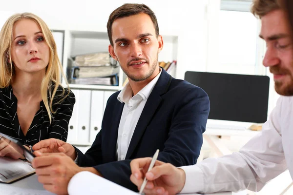 Gruppo di persone in carica deliberare sui problemi — Foto Stock