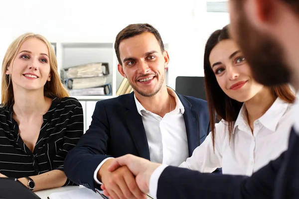 Uomo sorridente in tuta stringere la mano come ciao in ufficio — Foto Stock