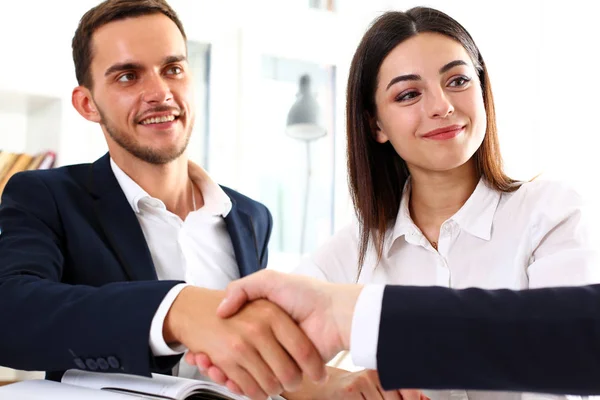 Uomo sorridente in tuta stringere la mano come ciao in ufficio — Foto Stock