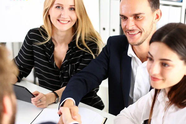 Uomo sorridente in tuta stringere la mano come ciao — Foto Stock