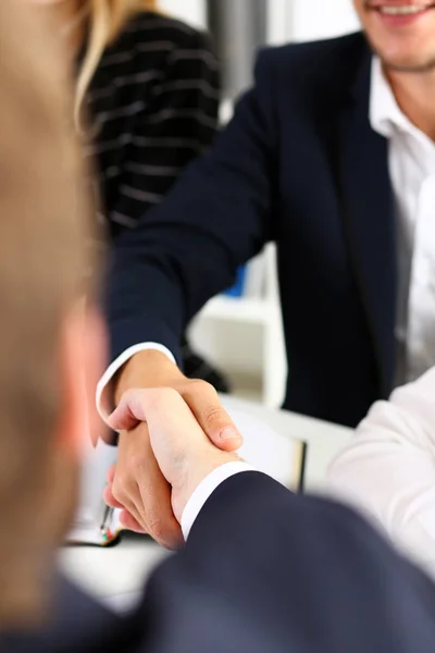 Uomo in tuta stringere la mano come ciao in ufficio — Foto Stock