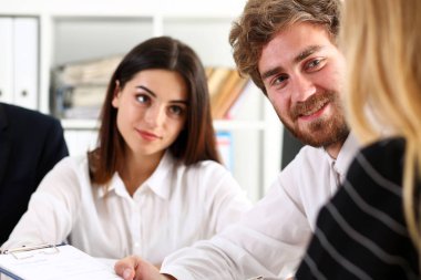 Bir grup insan oturup Office sorun üzerinde kasıtlı