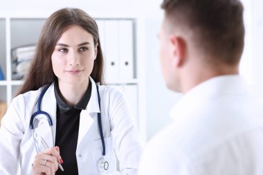 Güzel gülümseyen kadın doktor tutun gümüş kalem