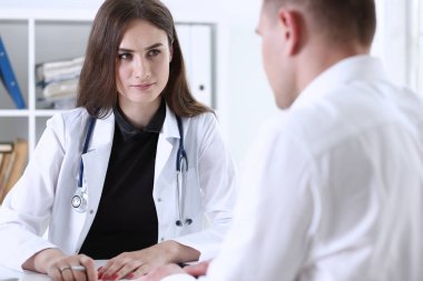 Güzel kadın tıp doktor gülümseyen açıklamak tanı