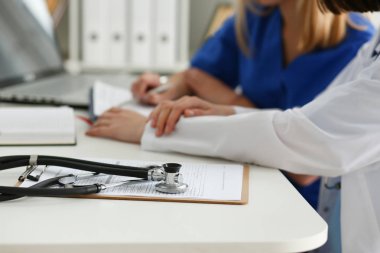 Tıbbi formlar portre üzerinde yalan stetoskop kafa