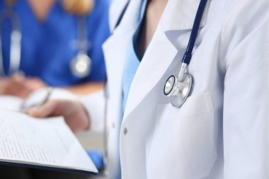 Mavi üniforma giyen doktor göğsüne yalan stetoskop kafa