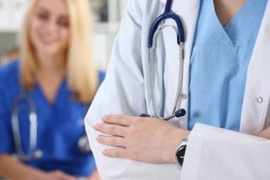 Kadın tıp doktor ellerini göğsüne geçti
