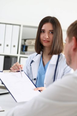 Kadın doktor elini tut gümüş kalem ve gösteren paneli