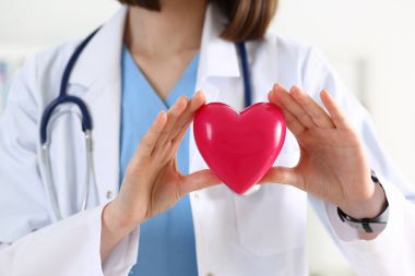 Kırmızı kalp holding kadın tıp doktor eller