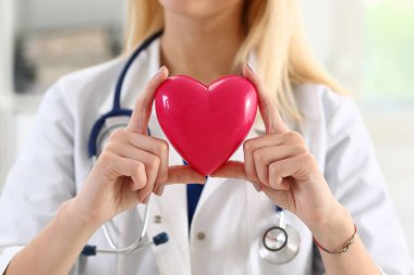 Kırmızı kalp holding kadın tıp doktor eller