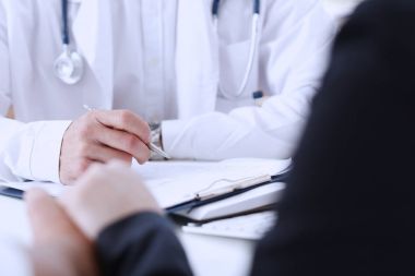 Genç çift birlikte doktor ofis portre-Tamam