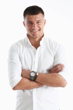 Beyaz zemin üzerinde bir tişörtlü yakışıklı adam. Çekici ve başarılı görünüyor