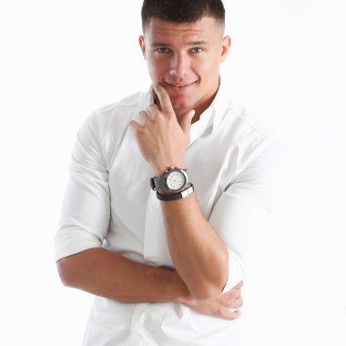 Bir adam elini çenesine için beyaz bir arka planda tutar. Kameraya bakmak gibi davranarak