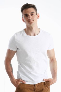 Beyaz bir gömlek bir yakışıklı gülümseme genç adam portresi