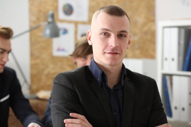 Yakışıklı işadamı portre işyerinde