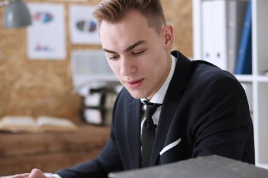 Yakışıklı gülümseyen iş adamı takım elbise portre işyerinde