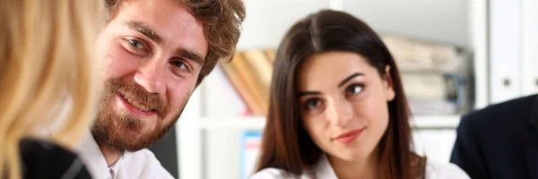 Gruppe von Personen im Amt berät über Problem — Stockfoto