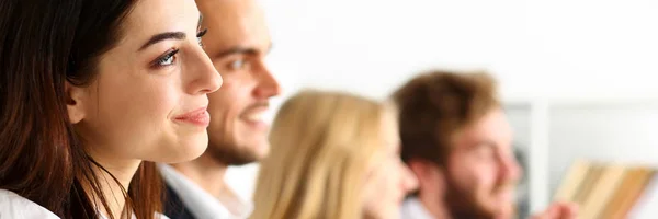 Grupo de personas escuchan atentamente durante el seminario — Foto de Stock