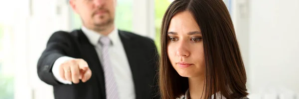 Enojado gritando jefe punto de brazo para salir —  Fotos de Stock