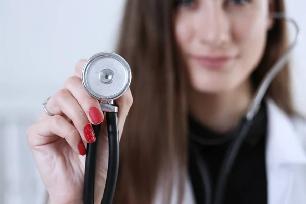 Female medicine doctor hand holding stethoscope head closeup — Stock Photo, Image