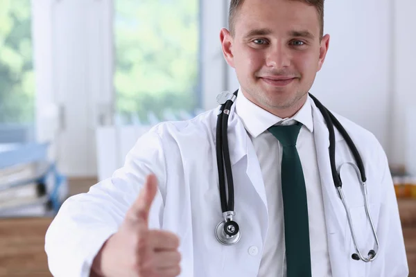 Zadowolony szczęśliwy przystojny uśmiechający się mężczyzna pacjenta z lekarzem — Zdjęcie stockowe