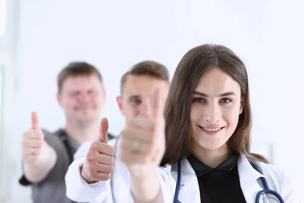 Gruppen av läkare visar Ok eller godkännande tecken med tumme — Stockfoto