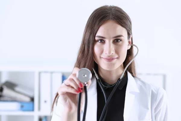 Beautiful smiling female doctor hold in hand stethoscope head — Stock Photo, Image